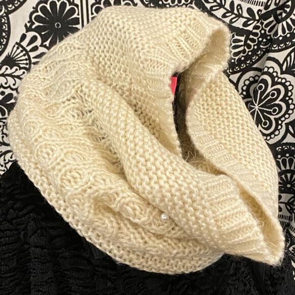 Betsey Johnson Soft Knit Ivory Cowl Infinity Scarf w/ Pearl Beads IMMACULATE - Picture 3 of 10